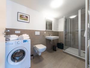 マルヒョーにあるHafenApartment im Herzen von Malchowの洗濯機と洗面台を備えたバスルーム +13枚の写真
