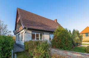 ein kleines weißes Haus mit braunem Dach in der Unterkunft Ferienhaus Casa Castagno mit Garten, Balkon und Sauna- heißt Sie herzlich willkommen! in Alt Schwerin