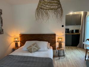 Postel nebo postele na pokoji v ubytování Les Chambres de L'ARESTEL