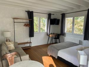 Postel nebo postele na pokoji v ubytování Les Chambres de L'ARESTEL + 21 fotografií