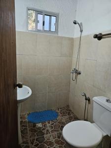 Ένα μπάνιο στο Bosque y playa en Jaureguiberry. Cabaña monoambiente para 4 personas