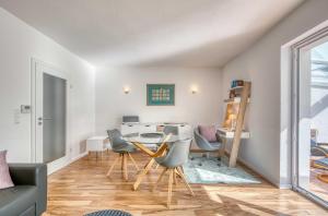 a living room with a dining room table and chairs at Ferienhaus Eddi am Tiefwarensee in Waren