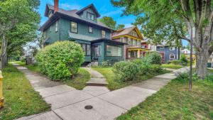 Κήπος έξω από το Center to all of Rochester's entertainment - 5 bedroom home