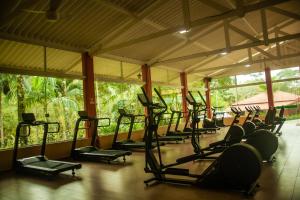 a row of exercise bikes in a gym at Matiz Igaratá Resort, Spa e Eventos in Igaratá