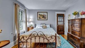 Φωτογραφία από το άλμπουμ του Center to all of Rochester's entertainment - 5 bedroom home σε Ρότσεστερ +13 φωτογραφίες