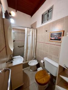 un piccolo bagno con un water e un lavandino di Quinta a metros del Parque Municipal y La Antigua Pulpería a Mercedes