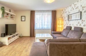 TV a/nebo společenská místnost v ubytování Kietz-Flair am Müritzufer mit Balkon und Terrasse