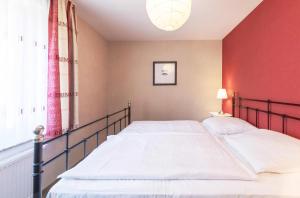 Postel nebo postele na pokoji v ubytování Kietz-Flair am Müritzufer mit Balkon und Terrasse