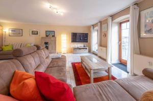 ヴァーレンにあるYachthafenflair - Ferienwohnung mit Blick auf den Warener Hafenのソファとテーブルのあるリビングルーム