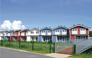 una fila de casas al lado de una calle en 3 Bedroom Nice Home In Dagebüll, en Dagebüll 26 fotos más