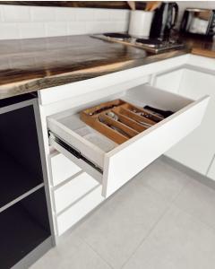 una encimera de cocina con un cajón blanco. en Elegante y confortable Departamento Mitre, en Esquina 36 fotos más