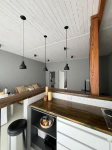 una cocina con encimera y fregadero en Elegante y confortable Departamento Mitre, en Esquina