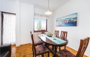 Posedenie v ubytovaní Two-Bedroom Apartment In Sv,petar