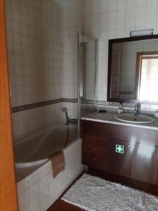 Bilik mandi di Casa da Boa Fonte by Casa da Travessa