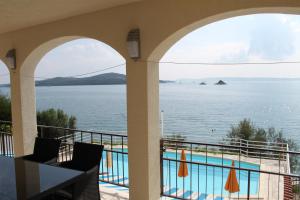 una vista sull'acqua dal balcone di un resort di Apartments Villa Marija a Seget Vranjica