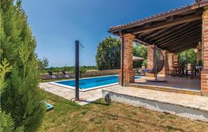 een huis met een zwembad in een tuin bij Villa Celine Istria in Radetići