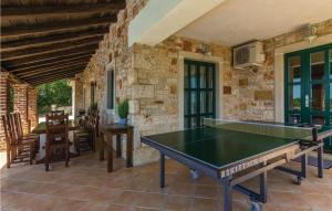 een buitenkamer met een tafeltennistafel op een patio bij Villa Celine Istria in Radetići