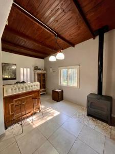 un soggiorno con letto e piano cottura di Quinta a metros del Parque Municipal y La Antigua Pulpería a Mercedes