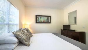 Spacious Apt with Pool客房内的一张或多张床位