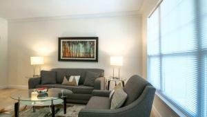 Spacious Apt with Pool的休息区