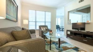 Kendal GreenSpacious Apt with Pool的带沙发、电视和桌子的客厅