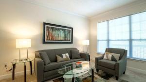 Spacious Apt with Pool的休息区