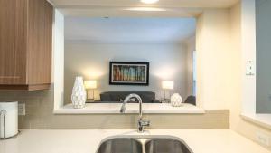Spacious Apt with Pool的厨房或小厨房
