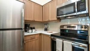 Spacious Apt with Pool的厨房或小厨房