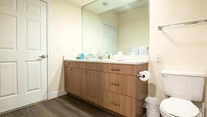 Kendal GreenSpacious Apt with Pool的配有马桶、水槽和镜子的浴室