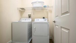 Kendal GreenSpacious Apt with Pool的相册照片