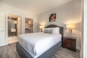 Ένα ή περισσότερα κρεβάτια σε δωμάτιο στο Modern Apt Close to Downtown +4 φωτογραφίες
