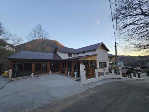 una casa sul lato della strada di Casa Albiony Dâmbovicioara a Dâmbovicioara