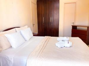 two towels are sitting on top of a bed at Planet Pé na Areia PDD in Aquiraz +7 photos