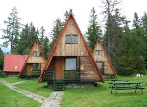 una gran casa de madera con techo rojo en Bungalovy Tatranec, en Tatranská Lomnica