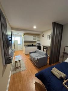 a living room with a bed and a kitchen at Departamento en Rosario centro 1 in Rosario
