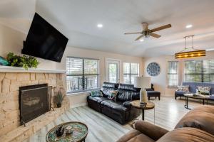 un salon avec un canapé et une cheminée dans l'établissement 300 Feet to Lake Texoma Modern Home with Deck!, à Shay