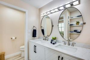 une salle de bain avec deux lavabos et un grand miroir dans l'établissement 300 Feet to Lake Texoma Modern Home with Deck!, à Shay 23 autres photos