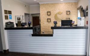 un comptoir de caisse dans un cabinet dentaire dans l'établissement Comfort Inn & Suites Coralville - Iowa City near Iowa River Landing, à Coralville 34 autres photos