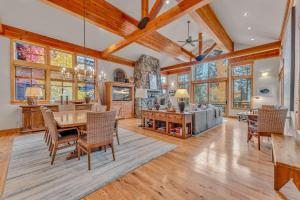 Posezení v ubytování Northstar Ski-In Ski-Out with Valley Views