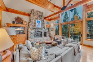 Posezení v ubytování Northstar Ski-In Ski-Out with Valley Views