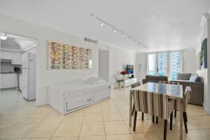 Η κουζίνα ή μικρή κουζίνα στο PROMO Komffy Home with King Bed & Ocean View at Tides 7th floor