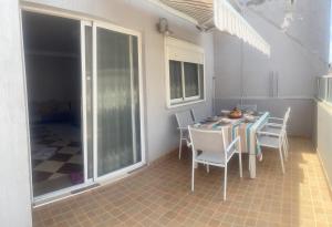 a dining room with a table and chairs at Appartement spacieux avec terrasse à 10 minutes du centre in Tangier