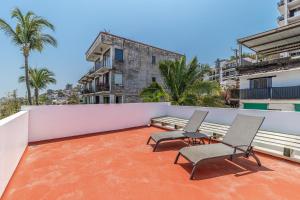 dos sillas y una mesa en el techo de un edificio en Casa Danny 1, en Puerto Vallarta