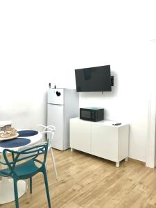 ターラントにあるCasa Dadiのテーブルとテレビのあるリビングルーム