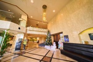 a christmas tree in the middle of a lobby at Minakuchi Century Hotel - Vacation STAY 35331v in Koka