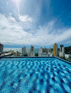 ein großes Schwimmbad auf dem Dach eines Gebäudes in der Unterkunft Apartamento con hermosa vista y piscina en Santa Marta in Gaira