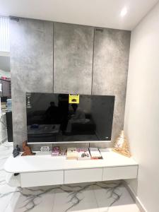 Μια τηλεόραση ή/και κέντρο ψυχαγωγίας στο Elegant 2BR Escape Gulshan Iqbal 13-E