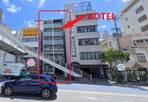 a blue car parked in front of a hotel at ALBERGO PINO Tomari - Vacation STAY 77963v in Naha