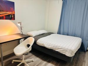 Postel nebo postele na pokoji v ubytování Cozy 1 Bedroom Condo with Parking