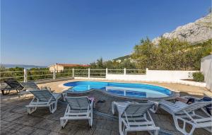 Bazén v ubytovaní Holiday Home Put Zuke I alebo v jeho blízkosti + 37 fotografií